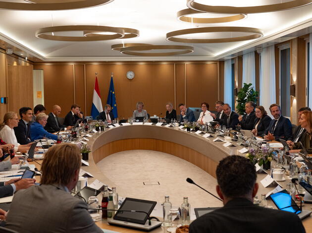 Zeeuwse bestuurders en stakeholders in gesprek met minister-president Rob Jetten en een team van bewindspersonen in de Trêveszaal.